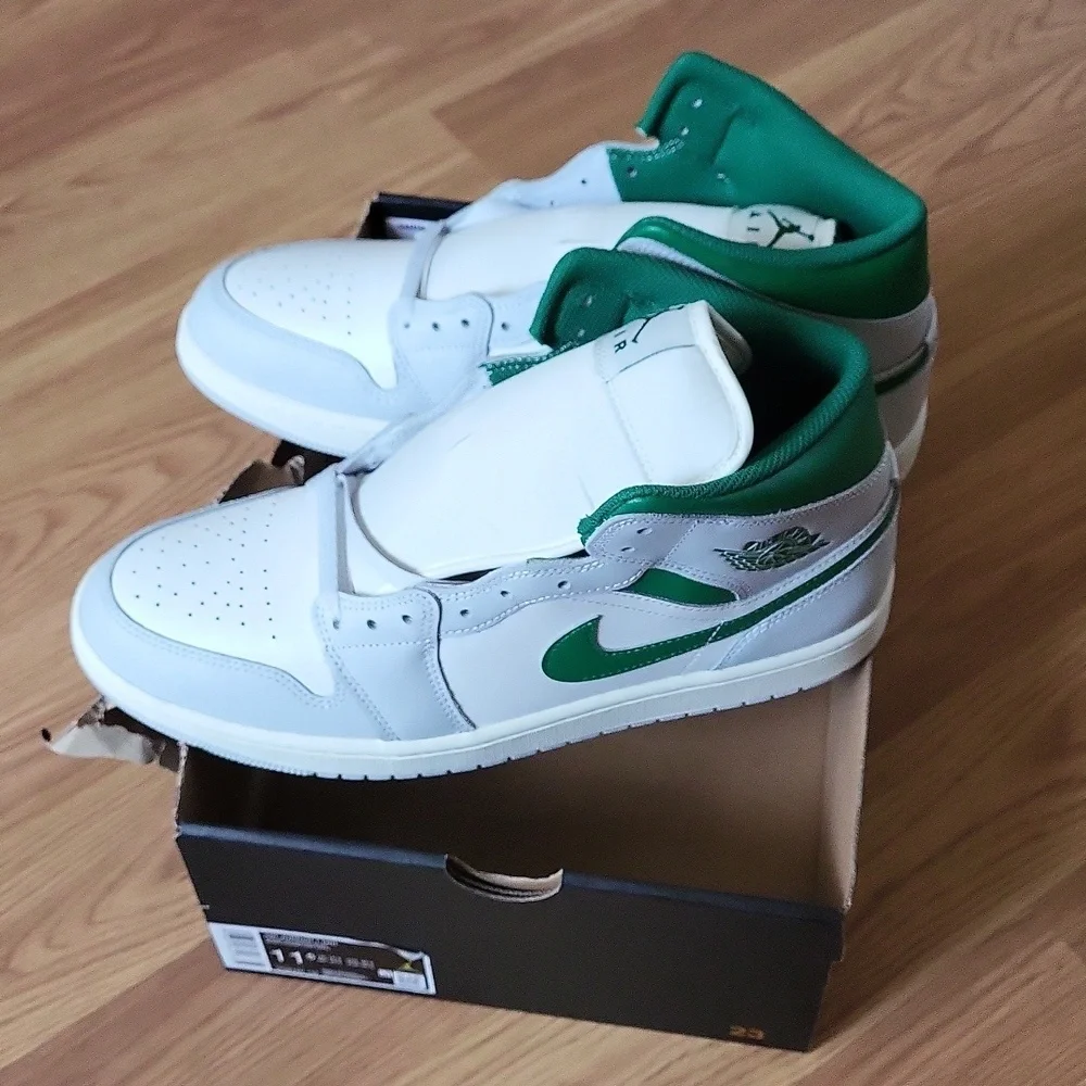 NIB Air Jordan 1 Retro Mid Sneakers Size 11.5 Summit White, Pine Green